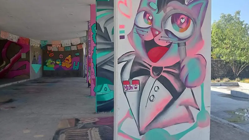 Distintos personajes, figuras y colores integran cada uno de los murales.